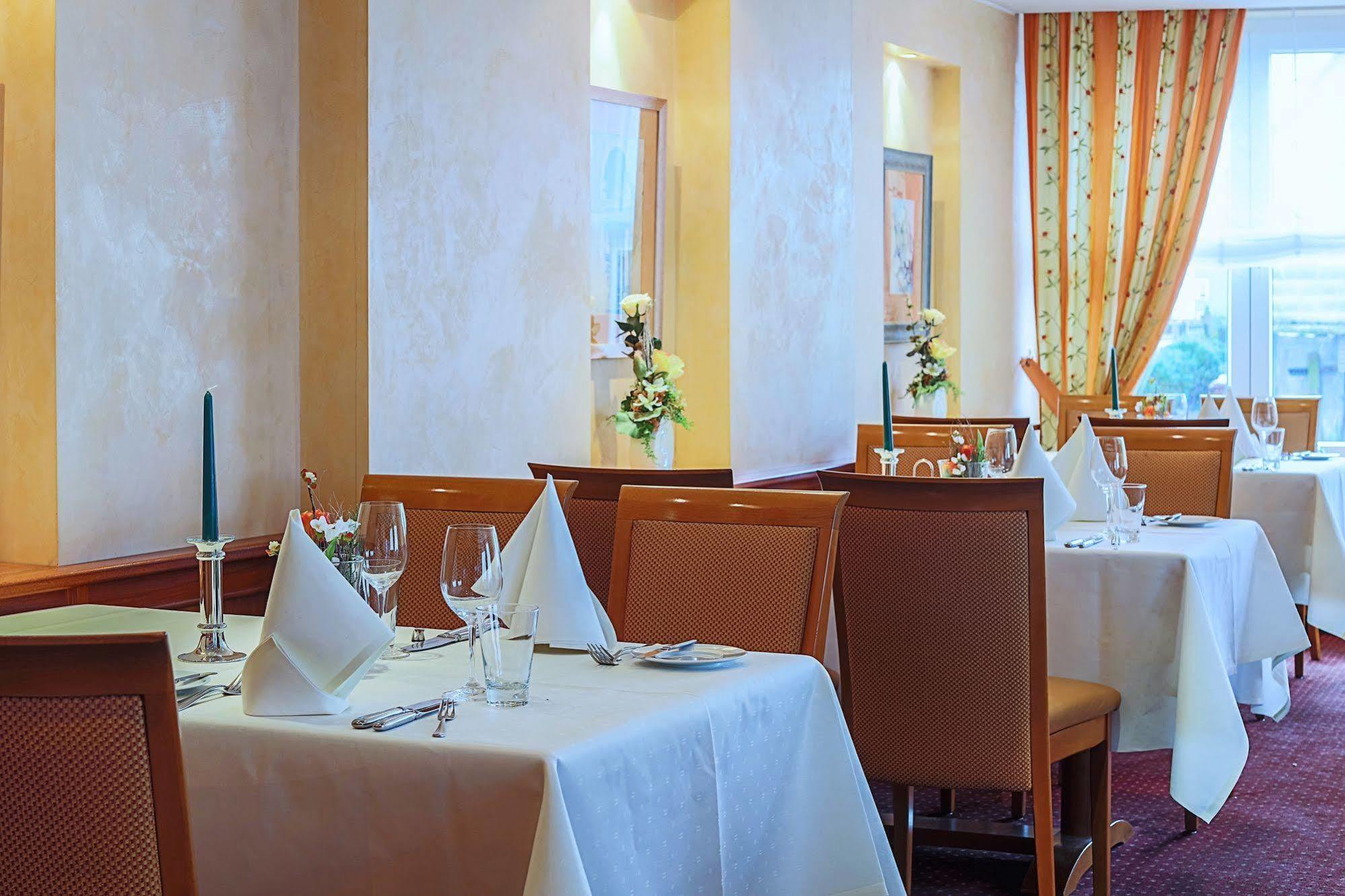 פירמאסנס Hotel-Restaurant Kunz מראה חיצוני תמונה