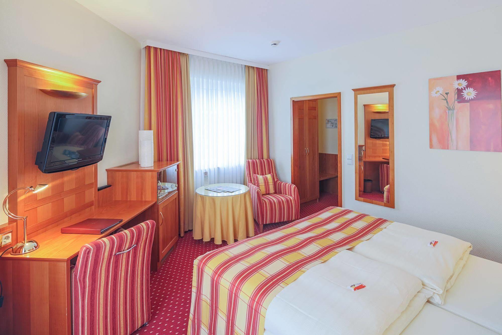 פירמאסנס Hotel-Restaurant Kunz מראה חיצוני תמונה