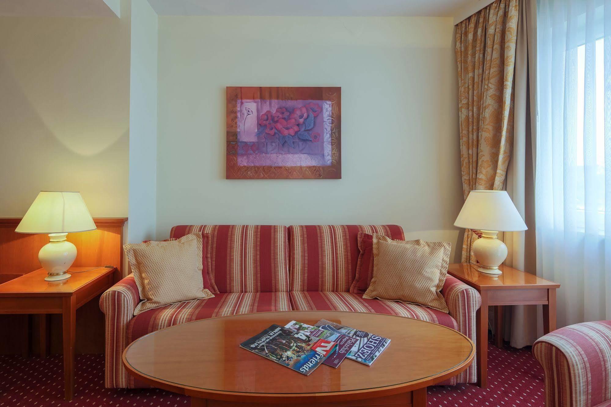 פירמאסנס Hotel-Restaurant Kunz מראה חיצוני תמונה