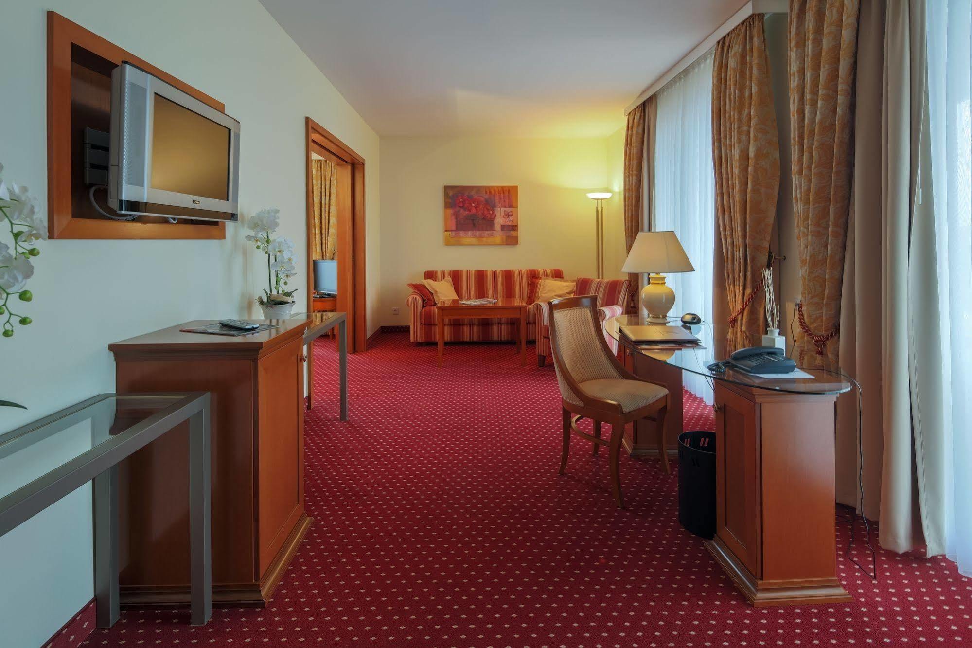פירמאסנס Hotel-Restaurant Kunz מראה חיצוני תמונה